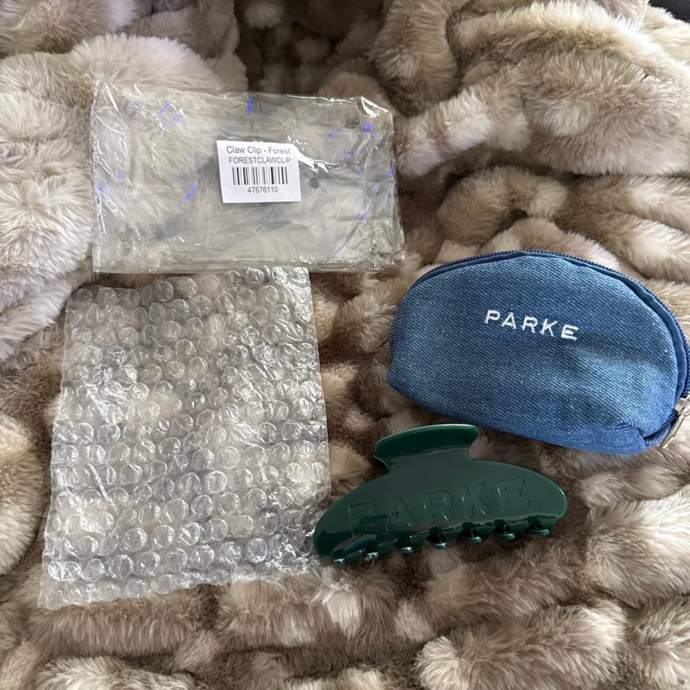 New in bag PARKE Claw Clip Forest